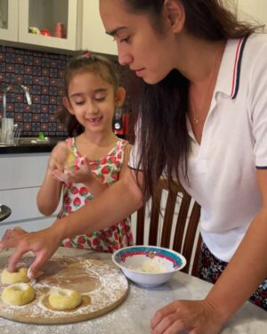 Alexandra T. Gottardo Instagram - Helping Téa bikin donut kentang 🍩 💕😍