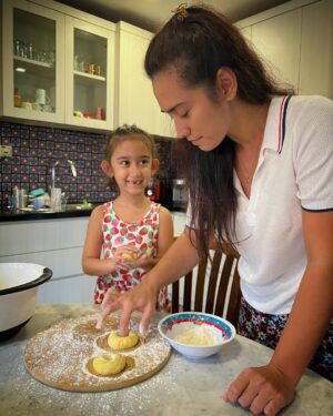 Alexandra T. Gottardo Instagram - Helping Téa bikin donut kentang 🍩 💕😍