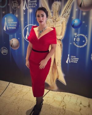 Alexandra T. Gottardo Instagram - Hai Cik Jessie… thank you for the classic red dress 🌹 i loveeeeee it ❤️ and all the touch from Wandahara! Love you 🥰 #wandaharaaproject @wanda_haraa @jessiegunawanstudio