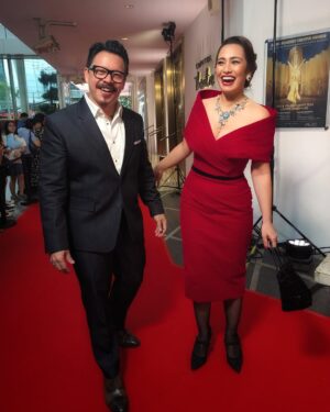 Alexandra T. Gottardo Instagram - Hai Cik Jessie… thank you for the classic red dress 🌹 i loveeeeee it ❤️ and all the touch from Wandahara! Love you 🥰 #wandaharaaproject @wanda_haraa @jessiegunawanstudio