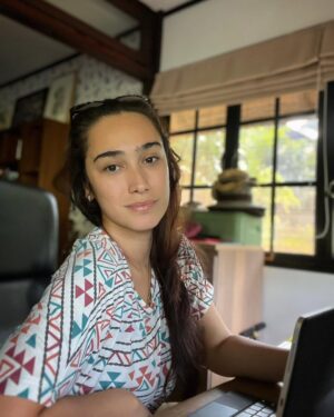 Alexandra T. Gottardo Instagram - Jadi anak pulau dan tinggal di pinggir pantai ? 🥰 enggak masalah banget.. kalo kulit muka bermasalah, tinggal ke @klinikhanglekiu aja! simple dan effective❤️thank you to my sweet doctor @dr.narizkaa 💐
