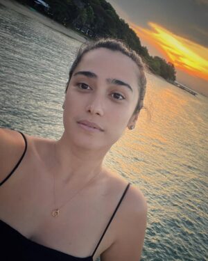 Alexandra T. Gottardo Instagram - Jadi anak pulau dan tinggal di pinggir pantai ? 🥰 enggak masalah banget.. kalo kulit muka bermasalah, tinggal ke @klinikhanglekiu aja! simple dan effective❤️thank you to my sweet doctor @dr.narizkaa 💐