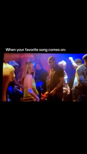 Alicia Silverstone Instagram - It’s Friday!!!💃😂 

#mood #beautyshop