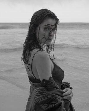 Alinne Moraes Instagram - Direção de fotografia @tatobelline  Figurino @hectoralan_ 
Produção @2tbfilms 
#2tbfilms🤍