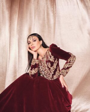 Amal Bouchoucha Instagram - وعلى سبيل الفخر: أنا جزائرية 🇩🇿
@coletteiskandar @michelzeytoun @jonymatta @houitacreation @micheletcolette @georgess_saliba 

#اللباس_التقليدي_الجزائري #الكاراكو  #خيط_الروح #الحلي_الجزائري_التقليدي  #البس_جزائري_في_العيد
 #الجزائر_القارة #تحيا_الجزائر 
#الجزائر #algerie #algeria