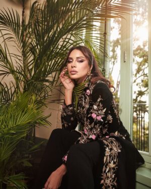 Amal Bouchoucha Instagram - صح عيدكم، وكل عام وأنتم بخير! 😍 
حبيت نعايدكم بعيد الفطر المبارك وأنا لابسة القفطان الجزايري اللي يزيد العيد بهجة وفرحة. ربي يديم المحبة والهناء عليكم وعلى أحبابكم ❤️

@eddine.belmahdi 
@jonymatta 
@georgess_saliba 
@rapture.me 
@coletteiskandar 
@michelzeytoun 
@cezanne.lb 

#امل_بوشوشة #الجزائر #عيد_الفطر_المبارك #القفطان_الجزائري
