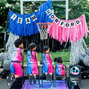 Amelia Vega Instagram - El coach, la ref y nuestro equipito 😍. Gracias Señor por tus promesas.   
5to Bebé Horford Vega Diciembre 2022❤️ #Quinteto #Baby5 #PartyOf7