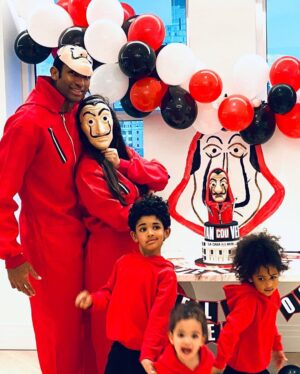 Amelia Vega Instagram - La casa de Papá❤️
Tenía desde la primera temporada queriendo hacer este tema, nos encanto la serie, Al es el profesor de la familia 🤪 #Vancouver #QuarantineBirthday #LaCasaDePapel #MoneyHeist #LaCasaDePapa