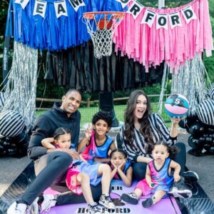 Amelia Vega Instagram - El coach, la ref y nuestro equipito 😍. Gracias Señor por tus promesas.   
5to Bebé Horford Vega Diciembre 2022❤️ #Quinteto #Baby5 #PartyOf7