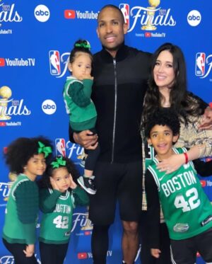 Amelia Vega Instagram - Muy agradecida con el Señor por esta experiencia que hemos podido vivir de tu lado amor mío. Más que orgullosa de tu desempeño dentro y fuera de la cancha. Gracias por ser un ejemplo de perseverancia para muchos de nosotros que observamos con la más profunda admiración tu disciplina, dedicación, perseverancia,esfuerzo, profesionalismo, humildad y sobre todo tu gratitud para con Dios. 
Sigue haciendo con tanto amor lo que sabes tan bien hacer y lo más importante disfrútatelo y diviértete como te dijo tu hijo ayer. #getthatship #GoCeltics #NBAfinals #AlHorford 🇩🇴 #QueEnLaRepublicaSeSienta
