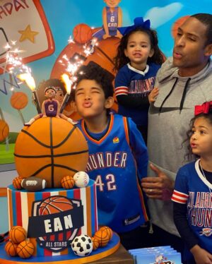 Amelia Vega Instagram - “Hay un solo niño bello en el mundo y cada madre lo tiene”.⁣
¡Feliz cumpleaños hijo mío!⁣
Gracias por ser tan especial.⁣
Eres mucho más de lo que pude haber pedido. Gracias mi Señor por esta hermosa promesa cumplida. ⁣
Mamá te Ama mi bebé. ⁣
#HappyBirthday #Ean6 #MyBabyIs6 #Cuqui #Pichin