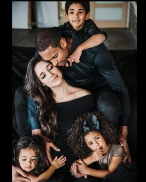 Amelia Vega Instagram - Soon party of 6 🧸🎀 #Baby4 #LasPromesasDeDios #OurFamily