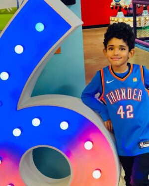 Amelia Vega Instagram - “Hay un solo niño bello en el mundo y cada madre lo tiene”.⁣
¡Feliz cumpleaños hijo mío!⁣
Gracias por ser tan especial.⁣
Eres mucho más de lo que pude haber pedido. Gracias mi Señor por esta hermosa promesa cumplida. ⁣
Mamá te Ama mi bebé. ⁣
#HappyBirthday #Ean6 #MyBabyIs6 #Cuqui #Pichin