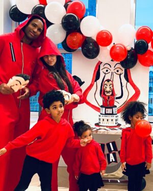 Amelia Vega Instagram - La casa de Papá❤️
Tenía desde la primera temporada queriendo hacer este tema, nos encanto la serie, Al es el profesor de la familia 🤪 #Vancouver #QuarantineBirthday #LaCasaDePapel #MoneyHeist #LaCasaDePapa