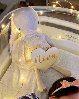 Amelia Vega Instagram - 🎀🧸Nova Horford Vega🧸🎀
1/15/2021
No existen palabras terrenales para expresar mi gratitud con Dios ante el hermoso regalo de la vida que hoy por su gracia vivimos.
Es simplemente indescriptible la habilidad de el corazón de una madre crecer con la llegada de otra cría 🧸. Llevas tan poco aquí y desde que te vi la verdad no me pudiera imaginar nuestras vidas sin ti.
#BabyNova #Baby4 #PartyOf6 #LaGloriaADios