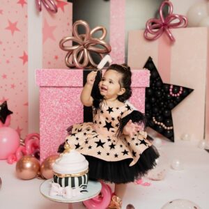 Amelia Vega Instagram - Que grande estás mi muñeca.  Me parece mentira que ya andas, que sabes lo que te gusta y lo que no, que defiendes tus juguetes y le dices a tus hermanos no no no,  pestañee y ya no eres tan bebé ☺️🙈. ¿A donde vas con tanta prisa? #Nova #SheIsOne #1