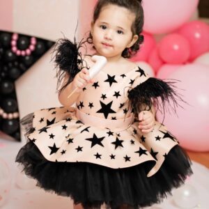Amelia Vega Instagram - Que grande estás mi muñeca.  Me parece mentira que ya andas, que sabes lo que te gusta y lo que no, que defiendes tus juguetes y le dices a tus hermanos no no no,  pestañee y ya no eres tan bebé ☺️🙈. ¿A donde vas con tanta prisa? #Nova #SheIsOne #1