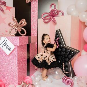 Amelia Vega Instagram - Que grande estás mi muñeca.  Me parece mentira que ya andas, que sabes lo que te gusta y lo que no, que defiendes tus juguetes y le dices a tus hermanos no no no,  pestañee y ya no eres tan bebé ☺️🙈. ¿A donde vas con tanta prisa? #Nova #SheIsOne #1