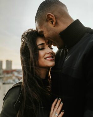 Amelia Vega Instagram - Ayer se cumplieron 8 años de aquel diciembre donde uní mi vida a la tuya como una sola.
Es tan fácil amarte cuando Dios te hizo perfecto para mi! 😘#FelizAniversario #AmorMio #Dec24 #GrowingOldTogether