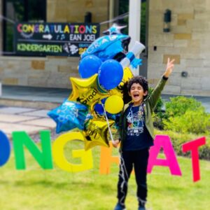 Amelia Vega Instagram - YOU DID IT!!! Aprendiste a leer a escribir, sumar y restar. 90% virtual y en medio de una pandemia, 3 mudanzas y con tu mami embarazada a la que tú mucha veces le avisabas de tus clases 😍. Felicidades mi muñeco, gracias por enseñarme tanto porque hasta papá y yo nos graduamos hoy contigo 😍🎓. Gracias a tus maestras que con tanto empeño como pudieron se ajustaron a toda esta locura este año escolar, lo lograron :) #kindergarten #Done