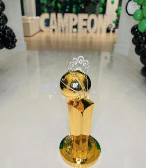 Amelia Vega Instagram - ¡Una increíble coincidencia y un logro sin igual! 🏆🌟 Entre tantas emociones, no había asimilado completamente lo especial que es ser los primeros en nuestras respectivas áreas. Primer campeón Dominicano de la NBA y la primera Miss Universo Dominicana. ¡Qué orgullo poder representar a nuestro bello país juntos! 🇩🇴🙌🏼