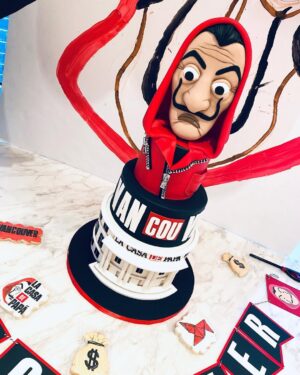 Amelia Vega Instagram - La casa de Papá❤️
Tenía desde la primera temporada queriendo hacer este tema, nos encanto la serie, Al es el profesor de la familia 🤪 #Vancouver #QuarantineBirthday #LaCasaDePapel #MoneyHeist #LaCasaDePapa