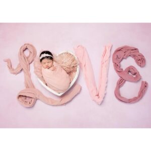 Amelia Vega Instagram - Hace hoy 40 días que llegaste a llenar aún más nuestros corazones.  
Es simplemente inexplicable como este crece con la llegada de cada hijo para acobijar el más dulce, tierno y puro amor que pueda existir.   
Cuando pensé que ya lo había visto todo con tus hermanos, viniste tú a recordarme que cada ser es único e irrepetible 😍.   
Te amamos muñequita bella.  
#6díasDeNacida #BabyMila #Baby5 #PartyOf7 #MyBaby  #6DaysOld
  
…………………………………………………………………………  
Salmo 127:   
He aquí, herencia de Jehová son los hijos;  
Cosa de estima el fruto del vientre.  
Como saetas en mano del valiente,  
Así son los hijos habidos en la juventud.  
Bienaventurado el hombre que llenó su aljaba de ellos.