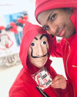Amelia Vega Instagram - La casa de Papá❤️
Tenía desde la primera temporada queriendo hacer este tema, nos encanto la serie, Al es el profesor de la familia 🤪 #Vancouver #QuarantineBirthday #LaCasaDePapel #MoneyHeist #LaCasaDePapa