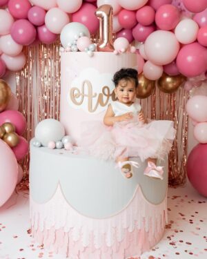 Amelia Vega Instagram - Un adelanto de las fotos de mi princesita!!!!! 😍Cuando me lleguen las de la fiesta se las subo. #BabyGirl #7/11 , #avahorford #SheIsOne #NotSoFast #Jul11