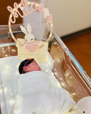 Amelia Vega Instagram - 🎀  Mila Horford Vega 🎀  12-12-22     
     
Bienvenida mi muñeca, papá y mamá te aman mucho.    
Gracias mi Señor por otra promesa cumplida, hoy ya en mis brazos 🙌🏼 #Baby5 #PartyOf7
