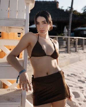 Ana Pau Castell Instagram - golden days under the miami sun 🌞que belleza poder disfrutar de la playita a lado de gente tan lindaaaaa <3 

thanks to @etam @etam_mx for letting me be part of this 💌- congrats @macabeso simplemente stunning tu nueva colección. 

#ETAMxMacaBeso 🌊