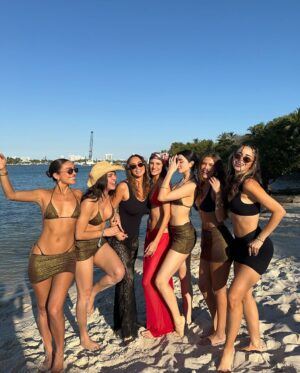 Ana Pau Castell Instagram - golden days under the miami sun 🌞que belleza poder disfrutar de la playita a lado de gente tan lindaaaaa <3 

thanks to @etam @etam_mx for letting me be part of this 💌- congrats @macabeso simplemente stunning tu nueva colección. 

#ETAMxMacaBeso 🌊