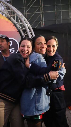 Ana Tijoux Instagram - Morimos de amor💜 Fuimos testigos del hermoso momento cuando @anatijox se encuentra con @julietavenegasp 🙌🏻Y nos entró una basurita al ojo🥹

Cosas que pasan en @festival_rec

#LOS40enREC