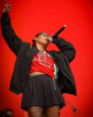 Ana Tijoux Instagram - Qué bien te queda, Ana 🍉🇵🇸

La sandía es un símbolo de identidad para los palestinos y estamos orgullosos de que lo portes con fuerza y responsabilidad 👊🏻 

#TodoUnPueblo 🇵🇸

📸 Créditos: Ale Gaete - Radio La Metro (@mvsikmaschine - @lametrocl)