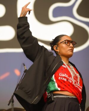 Ana Tijoux Instagram - Qué bien te queda, Ana 🍉🇵🇸

La sandía es un símbolo de identidad para los palestinos y estamos orgullosos de que lo portes con fuerza y responsabilidad 👊🏻 

#TodoUnPueblo 🇵🇸

📸 Créditos: Ale Gaete - Radio La Metro (@mvsikmaschine - @lametrocl)