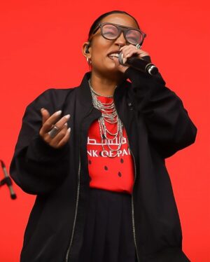 Ana Tijoux Instagram - Qué bien te queda, Ana 🍉🇵🇸

La sandía es un símbolo de identidad para los palestinos y estamos orgullosos de que lo portes con fuerza y responsabilidad 👊🏻 

#TodoUnPueblo 🇵🇸

📸 Créditos: Ale Gaete - Radio La Metro (@mvsikmaschine - @lametrocl)