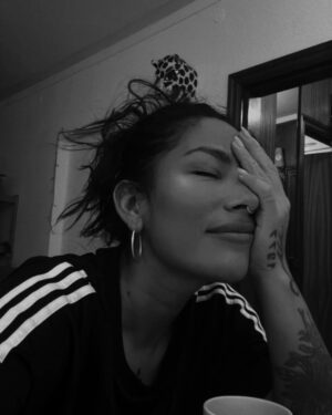 Ana Tijoux Instagram - Oye 𝕬𝖓𝖆 𝕿𝖎𝖏𝖔𝖚𝖝…

Este mes se te viene 𝙈𝙊𝙑𝙄𝘿𝙊….🆙 en todo sentido … Y varios Feats de músicas y músicos increíbles salen en ​🇦​​🇧​​🇷​​🇮​​🇱​💎
💎
💎
Y si perdonen tuvimos que atrasar unos días esta salida al 16 de ABRIL - SERPIENTE DE MADERA producido por mi hermano @hordatoj para sacar todo el material y el visual junto.

𝒫𝑒𝓇𝑜 dinos … 
Será que te ríes sola … por: