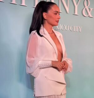 Ana de la Reguera Instagram - Preciosa apertura. @tiffanyandco 💎

#tiffanyandco @getagencia @javierdiaz_hairstyle @robbielikemargot @krisgoyri 💅🏻