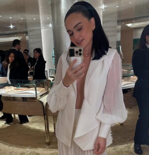 Ana de la Reguera Instagram - Preciosa apertura. @tiffanyandco 💎

#tiffanyandco @getagencia @javierdiaz_hairstyle @robbielikemargot @krisgoyri 💅🏻