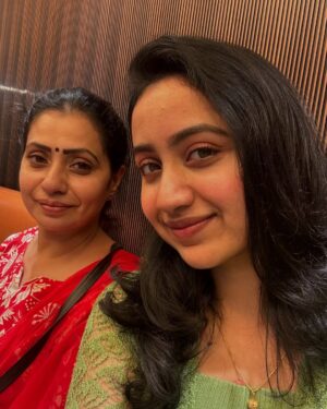 Anchana Nethrun Instagram - மீண்டும் ஜென்மங்கள் மாறும் போதும் நான் உங்கள் மகளாக வேண்டும் 🧑‍🧑‍🧒‍🧒❤️

Last two frames has my heart🫶🏻🌍

#anchana