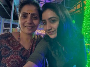 Anchana Nethrun Instagram - மீண்டும் ஜென்மங்கள் மாறும் போதும் நான் உங்கள் மகளாக வேண்டும் 🧑‍🧑‍🧒‍🧒❤️

Last two frames has my heart🫶🏻🌍

#anchana