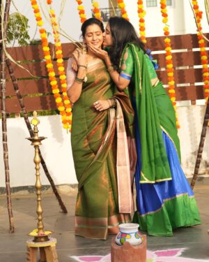 Anchana Nethrun Instagram - மீண்டும் ஜென்மங்கள் மாறும் போதும் நான் உங்கள் மகளாக வேண்டும் 🧑‍🧑‍🧒‍🧒❤️

Last two frames has my heart🫶🏻🌍

#anchana