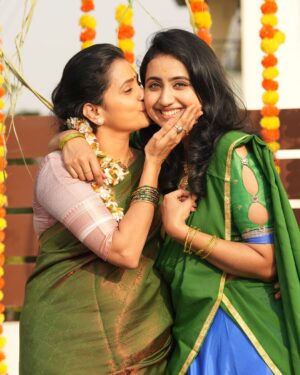 Anchana Nethrun Instagram - மீண்டும் ஜென்மங்கள் மாறும் போதும் நான் உங்கள் மகளாக வேண்டும் 🧑‍🧑‍🧒‍🧒❤️

Last two frames has my heart🫶🏻🌍

#anchana