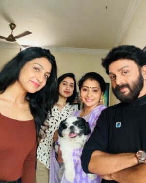 Anchana Nethrun Instagram - One quick fAm jam click 😚

#abeneya #anchana #dhipa #nethrun #family