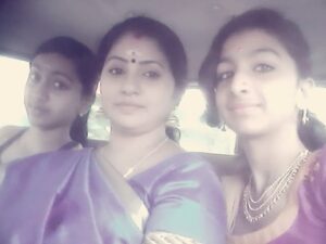 Anchana Nethrun Instagram - மீண்டும் ஜென்மங்கள் மாறும் போதும் நான் உங்கள் மகளாக வேண்டும் 🧑‍🧑‍🧒‍🧒❤️

Last two frames has my heart🫶🏻🌍

#anchana