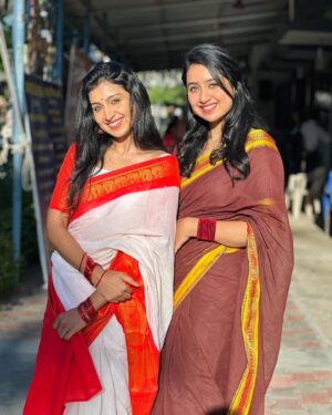 Anchana Nethrun Instagram - 🤍🤎⛪️ 

Pc- @iam.rethika @__.gocool__ 

#abeneya #anchana #instagood #sisters #weddingvibes