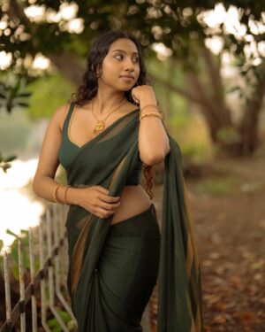 Anjana Mohan Instagram - “Oily hair & dusky skin…
That’s how kerala‘s beauty blooms.”🩷🥰🌴🌱🌸🌸

#saree #traditional #lookoftheday #photoshoot 
#natural #naturalook #homely  #homelylook 
#charecter #actor #anjanamohan