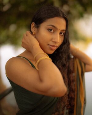 Anjana Mohan Instagram - “Oily hair & dusky skin…
That’s how kerala‘s beauty blooms.”🩷🥰🌴🌱🌸🌸

#saree #traditional #lookoftheday #photoshoot 
#natural #naturalook #homely  #homelylook 
#charecter #actor #anjanamohan