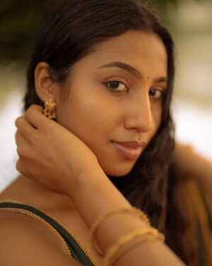Anjana Mohan Instagram - “Oily hair & dusky skin…
That’s how kerala‘s beauty blooms.”🩷🥰🌴🌱🌸🌸

#saree #traditional #lookoftheday #photoshoot 
#natural #naturalook #homely  #homelylook 
#charecter #actor #anjanamohan