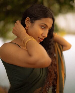 Anjana Mohan Instagram - “Oily hair & dusky skin…
That’s how kerala‘s beauty blooms.”🩷🥰🌴🌱🌸🌸

#saree #traditional #lookoftheday #photoshoot 
#natural #naturalook #homely  #homelylook 
#charecter #actor #anjanamohan